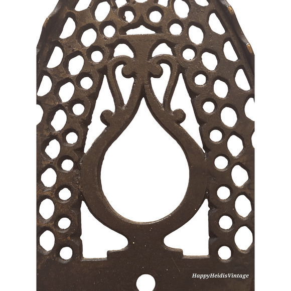 Antique Ironing Iron Trivet‎ Pot Stand Flat Tip Pierced Vessel Pattern Kitchen - Picture 4 of 8